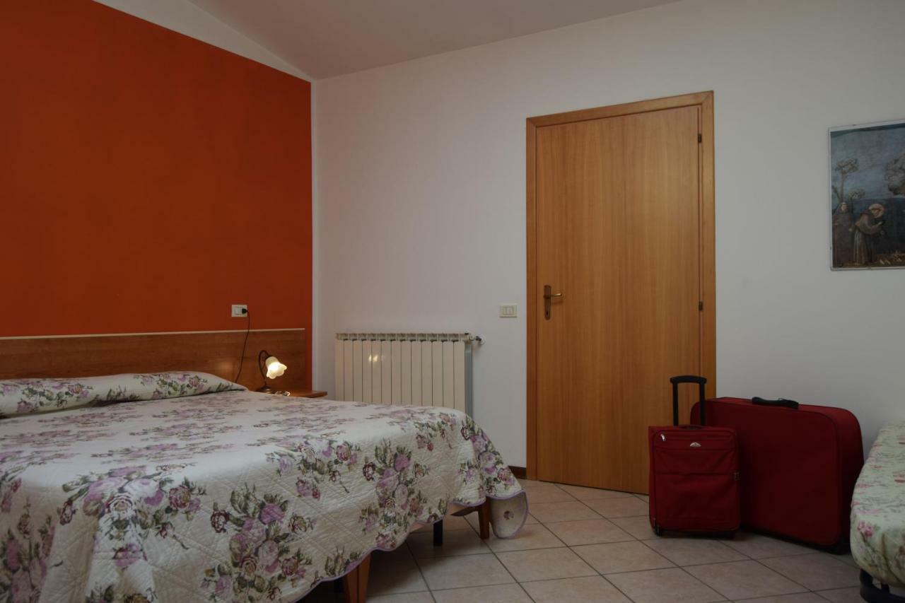 Апартаменты Il Turrione "App. Santa Chiara" Ассизи Экстерьер фото